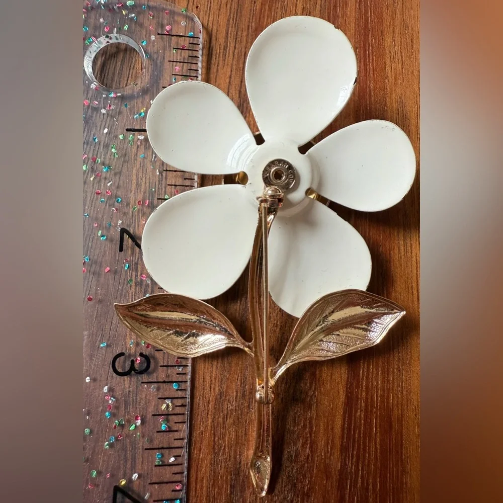 VTG Sarah Coventry White and Gold Tone Flower Brooch Floral Metal Enamel